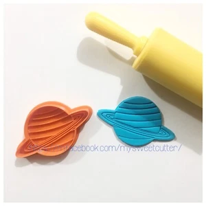 Spazio Pianeta Saturno Pianeta Anelli FORMINE BISCOTTI COOKIE CUTTER 6/7cm - Picture 1 of 1