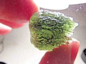 NIEDRIGER PREIS! BESTES ANGEBOT! TRAUMHAFTER FUND! PRACHTVOLLES MOLDAVIT SCHLAGGLAS! 9.4 GM - Bild 1 von 8