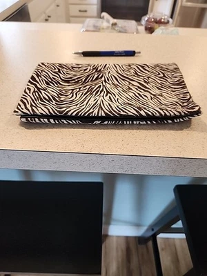 Bolso sin asas Ann Taylor de cuero marrón y pelo de becerro estampado de cebra Foto 1 de 4