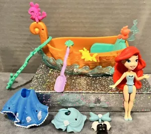 Disney Principessa Sirenetta Regno Bambola Ariel’s Floating Dreams Barca Rosa Vr - Foto 1 di 12