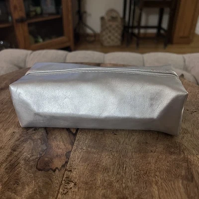 全新无标签 LA PRAIRIE 银色拉链化妆包 7.25 英寸 X 3.25 英寸 X 3 英寸 — 第 1/4 张图片