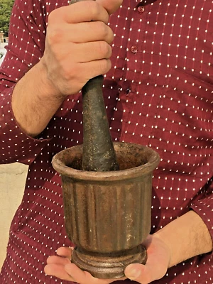 OLD VINTAGE PRIMITIVE HANDMADE BIG SPICE GRINDER RUSTIC IRON MORTAR & PESTLE - Image 1 of 4