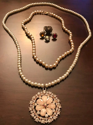 SparTipp 2 Perlen-Ketten Amulett goldig mit Blume & Strass Ring & 3 Pins 7tlg - Bild 1 von 4