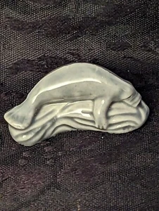 Wade Whimsies Graue Seekuh Figur Rote Rose Tee England    - Bild 1 von 5