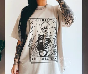 THE CAT LOVER | COMFORT COLORS® MAGLIETTA CON TAROCCHI GATTO | T-SHIRT DONNA GATTO STREGA - Foto 1 di 11