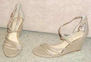 Damen Glitzer Gold JESSICA SIMPSON Keilabsatz Pumps / Schuhe, Größe 6,5 M - Bild 1 von 4