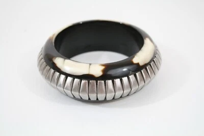 NUEVO SIN ETIQUETAS Brazalete Grueso de Resina y Metal Moda Bisutería Marrón Blanco Foto 1 de 4