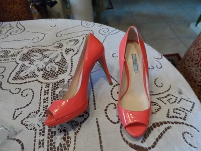 Nuevos zapatos de salón Prada de charol de becerro rosa con punta abierta talla 38,5B Foto 1 de 4