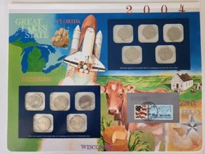 USA 2004 UNZIRKULIERTE KURSMÜNZENSÄTZE MIT BRIEFMARKEN AUF 2 BESCHREIBUNGSTAFELN #U340 - Bild 1 von 14