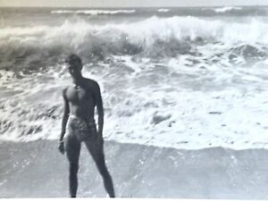 BEACH STUD VTG 1950s Photo Handsome Man In Bathing Suit Swimsuit Bulge Gay Int