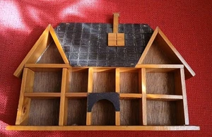 Vintage Haus geformtes Schmuckregal mit kleinen 1" Cubby Spaces - Miniaturregal - Bild 1 von 2