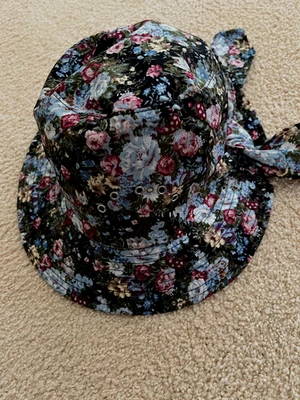 Sombrero cubo Betmar New York estampado de flores con ojales y lazo Foto 1 de 2