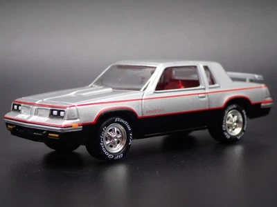 1984 84 OLDS Oldsmobile Sciabola 442 Hurst 1:64 Diorama Scala Modellino Auto - Immagine 1 di 4
