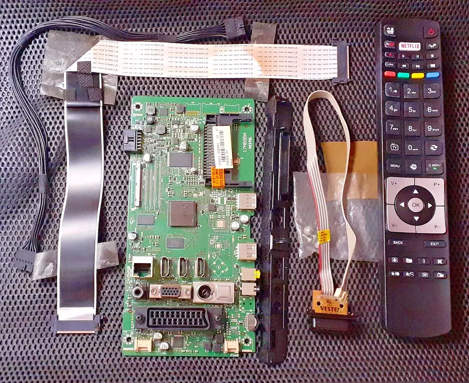 Polaroid Vestel 40" Smart TV Mainboard ( 17MB95M) bundle with NEW remote control - Image 1 of 4