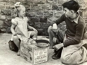DG) Photo Girl Having Pretend Tea Party With Big Brother 1930-40s - Picture 1 of 3
