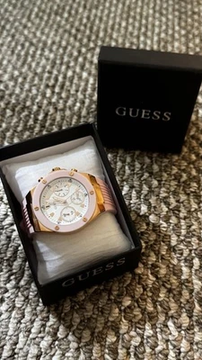 Reloj Mujer GUESS Flores Cuarzo Banda Silicona Rosa, Nunca Usado, Nuevo Foto 1 de 4