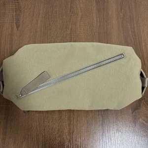 Lululemon Fast Track Bag 2.0 10L Gris Usado de Ginza Six Store 2024 - Imagen 1 de 3