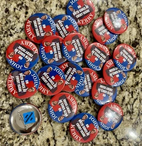 2004 ANTI JOHN KERRY FLIP FLOP PICTURE 2 1/4” CAMPAIGN BUTTONS - DEALER LOT - Foto 1 di 1