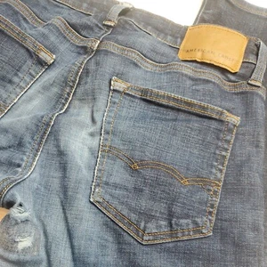 American Eagle Next Level Flex schmale gerade Herrenjeans mit Distressed Seat Gr. 30x34 - Bild 1 von 9