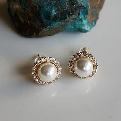 925 Silver Seashell White 8mm Pearl Halo 1/2'' Stud Earrings Yellow Gold-Plated - Image 1 of 4