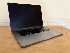 2021 16" MacBook Pro M1 Max - uszkodzony wyświetlacz | 32-rdzeniowy, 32 GB RAM, 1 TB SSD - Zdjęcie 1 z 8