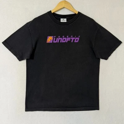 Camiseta Undefeated Phoenix Suns Negra L NBA Colaboración UNDFTD Spellout Streetwear Foto 1 de 4