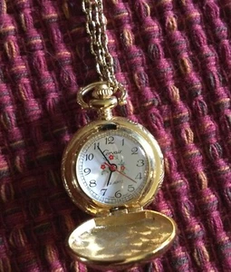 Reloj Corvair Locket Vintage en cadena de tono dorado de 29 pulgadas.  ¡Cuarzo!   ¡MIRA! - Imagen 1 de 6