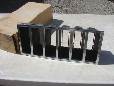 1977 LEMANS CAN AM NOS GM RIGHT GRILLE PONTIAC 525641 Foto 1 de 4