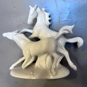 Estatuilla de porcelana vintage de dos caballos corriendo de la República Democrática Alemana - Imagen 1 de 4
