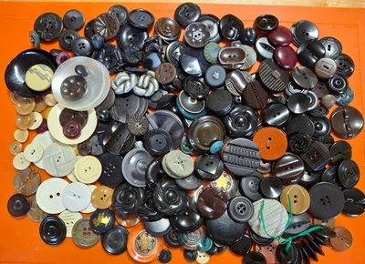 VINTAGE 450+ PLASTIC BUTTONS CASEIN CELLULOID RUBBER BAKELITE DECO MID-CENTURY - Image 1 of 4