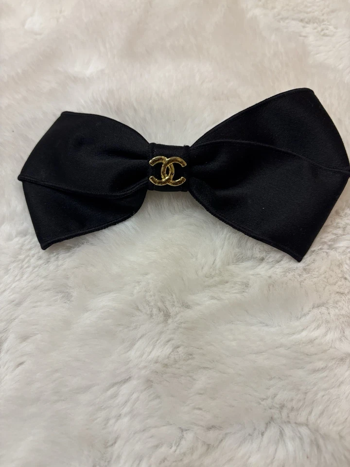 Corredor de pelo Chanel moño negro satinado Foto 1 de 4