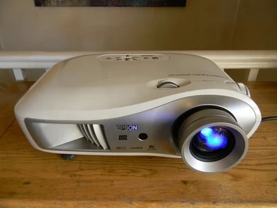 Epson EMP-TW700 HD Ready 3LCD 720p HDMI Projector - Image 1 of 4