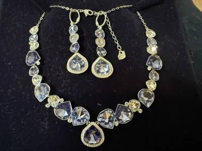 Juego de collar Swarovski azul y blanco con logotipo/emblema Foto 1 de 4