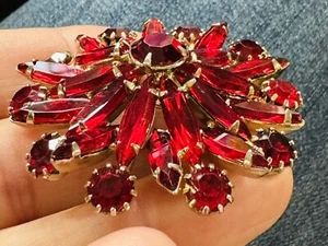 Vintage Red Rhinestone Gold Tone Brooch Pin Unsigned - Picture 1 of 3