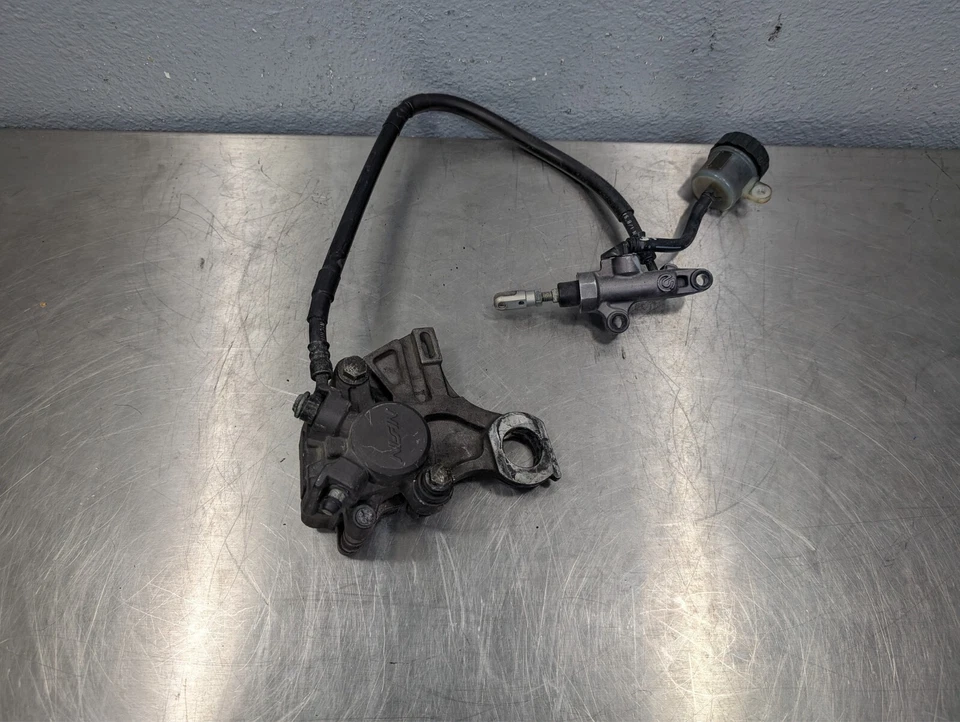 03-04 Yamaha YZF R6 06-09 R6S OEM Soporte de pinza de cilindro maestro de freno trasero Foto 1 de 4