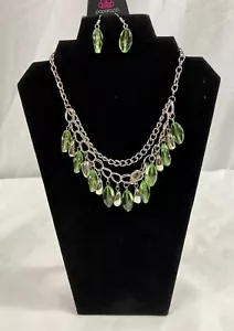 Set collana e orecchini Paparazzi senza lacrime da piangere verde - Foto 1 di 5