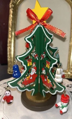 Mini árbol y adornos de madera hechos a mano del mercado navideño alemán de 6,75”, años 90 Foto 1 de 4