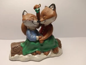 2001 HALLMARK RICORDO ORNAMENTO - IL NOSTRO PRIMO NATALE INSIEME - VOLPI - BELLO  - Foto 1 di 2