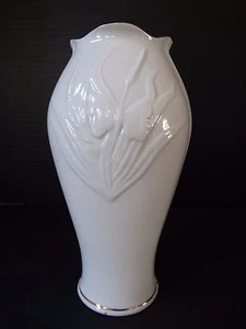 Belleek Butterfly 8" Vase Seventh Mark ~ Excellent Condition with Box - Picture 1 of 4