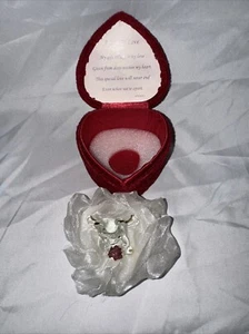 Oso de peluche de vidrio con rosa en caja floral roja - Imagen 1 de 6