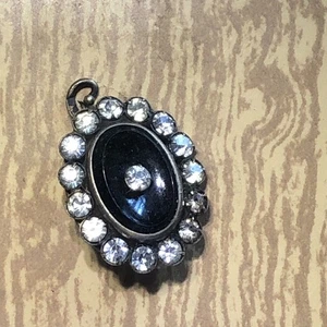 Black glass brooch gold tone metal costume jewellery Mid century sparkly vintage - Picture 1 of 15
