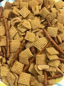 Hausgemachte Original Chex Mix - Familienrezept - Ofengebackene Brezeln Cashewkerne Erdnüsse - Bild 1 von 2