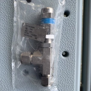 SWAGELOK SS-R4S8  1/2" STAINLESS STEEL HIGH PRESSURE PROPORTIONAL RELIEF VALVE  - Picture 1 of 3