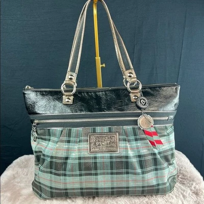 Bolso Coach Poppy Edición Limitada Tartán Cuadros y Cuero con Dijes Originales y Polvoriento Foto 1 de 4