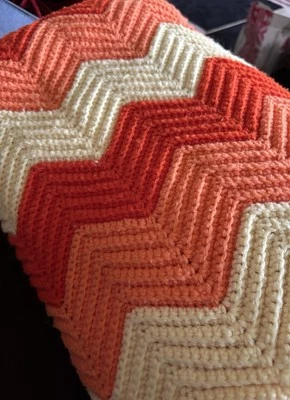 钩针雪佛龙 Zig Zag 图案扔毯阿富汗 80x54 黄色橙色甜瓜 — 第 1/4 张图片