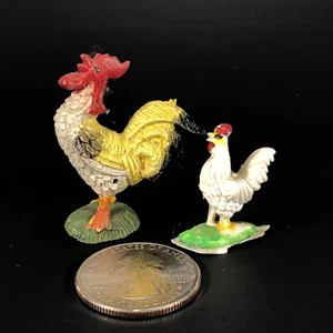 2 Stck. Vintage Miniatur Hahn Huhn Kunststoff Figur 1 in bis 1 1/2 in hoch Hongkong - Bild 1 von 6