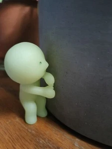 SMISKI Series 1 * Peeking Sunny Angel Collectible Figurine GLOWS IN THE DARK - Picture 1 of 3