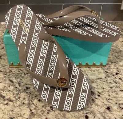 MICHAEL KORS WOMEN Sz 8 M BIRCH/GOLD MK LOGO FOOTBED FLIP FLOPS MSRP$45 NEW - Image 1 of 4