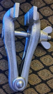 GROBET VINTAGE MORSA A MANO IN ACCIAIO 1 1/4" GANASCIA SEGHETTATA 58.120 GERMANIA NOS - Foto 1 di 8