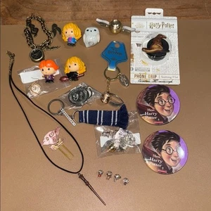 Juego de accesorios Harry Potter lote mixto llaveros collar dijes botones toppers - Imagen 1 de 7
